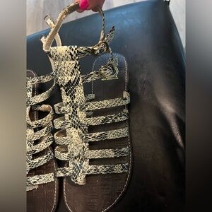 New direction sandals size 6